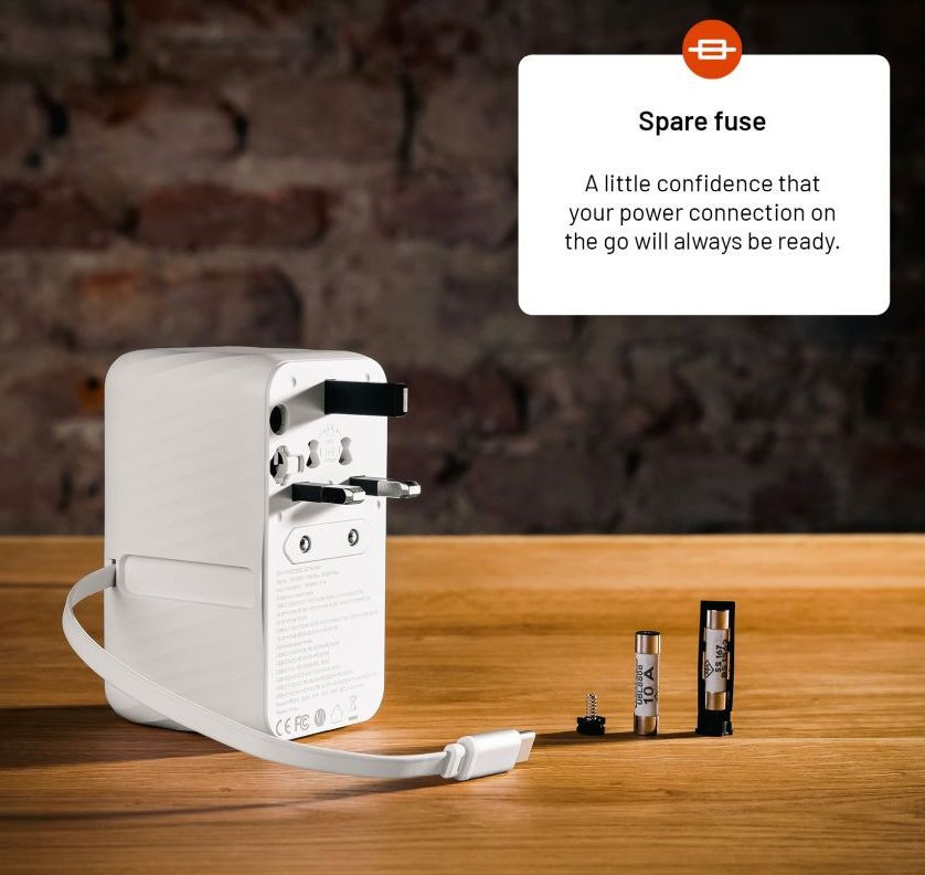 Image of Világ utazó adapter 4xUSB-C 1xUSB GaN 85W fehér FIXED Voyager (FIXCT85-4C1A-WH)